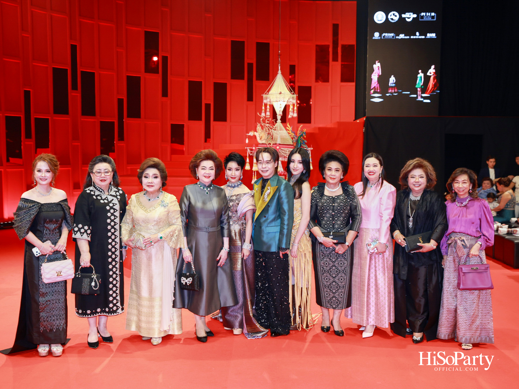 ‘THREADS OF AMAZING THAILAND’ ถ่ายทอดเสน่ห์ผ้าไทยร่วมสมัย ผสานความงดงามแห่งอัญมณีจาก Beauty Gems