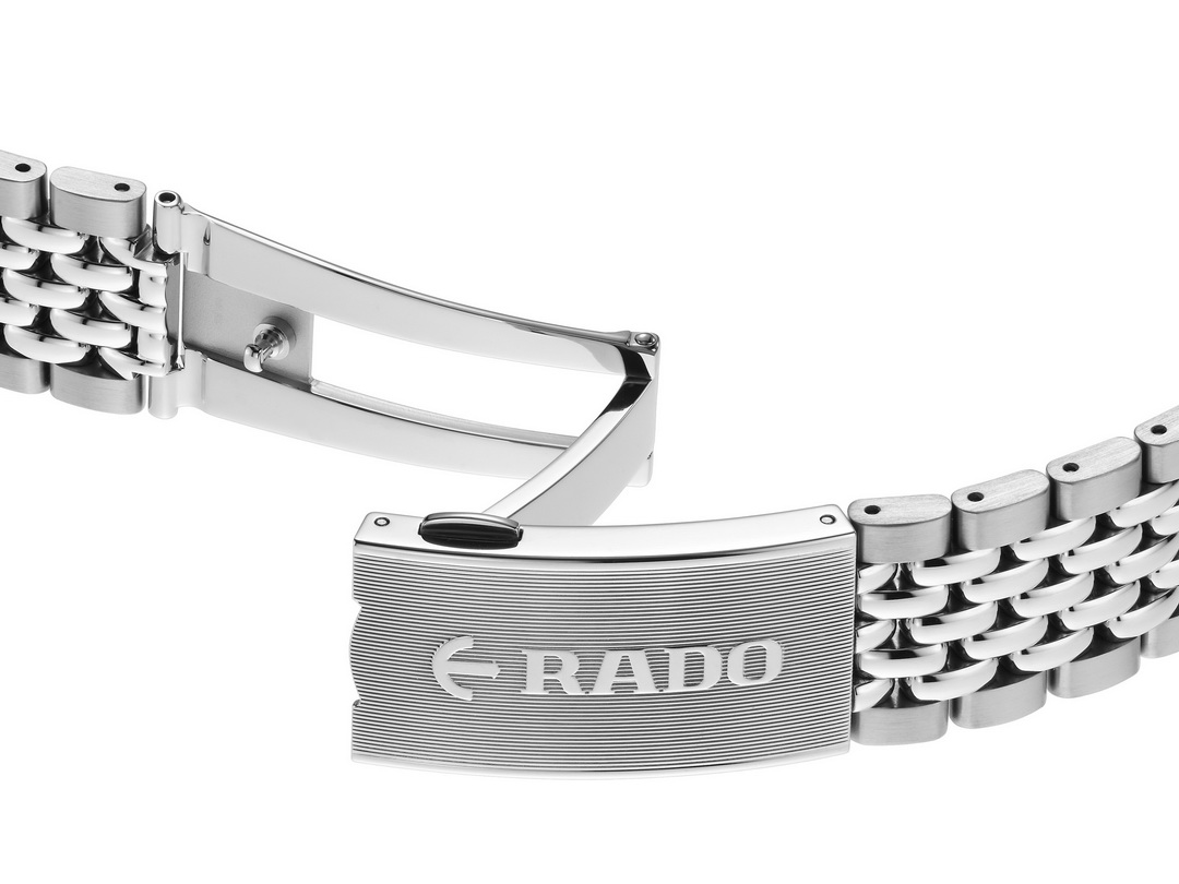 Rado เติมประกายใหม่ให้คอลเลกชัน Captain Cook ด้วยหน้าปัดสีทองดีไซน์ล่าสุด