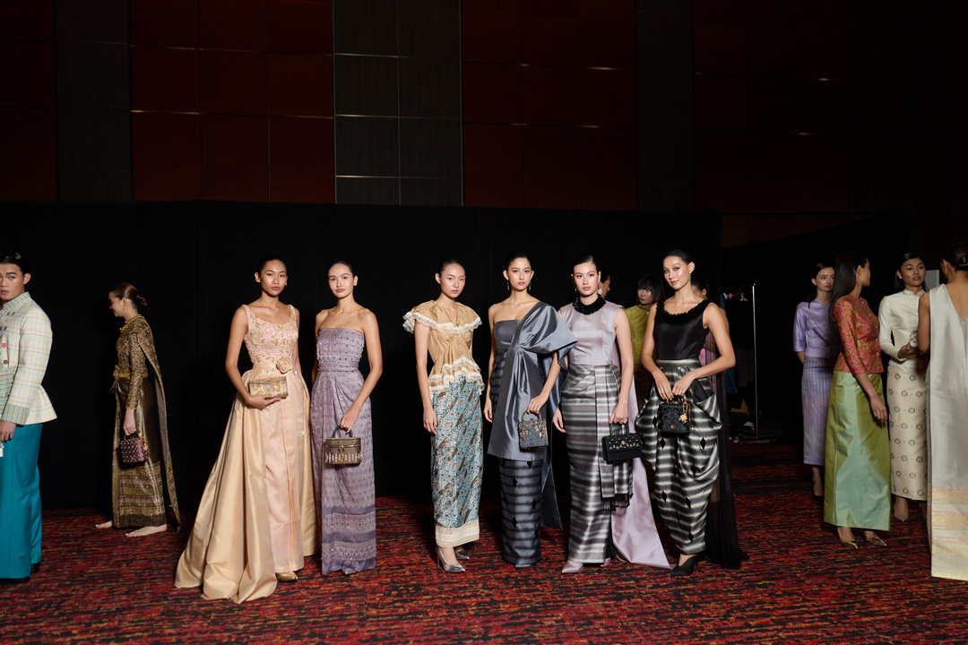 สมเด็จพระเจ้าลูกเธอ เจ้าฟ้าสิริวัณณวรี นารีรัตนราชกัญญา ทรงรับชมแฟชั่นโชว์ภายใต้แนวคิด ‘The Walk of Woven Identities’
