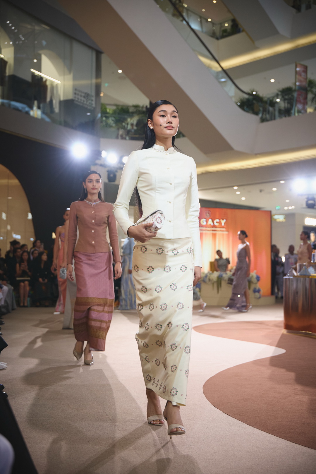 สมเด็จพระเจ้าลูกเธอ เจ้าฟ้าสิริวัณณวรี นารีรัตนราชกัญญา ทรงรับชมแฟชั่นโชว์ภายใต้แนวคิด ‘The Walk of Woven Identities’