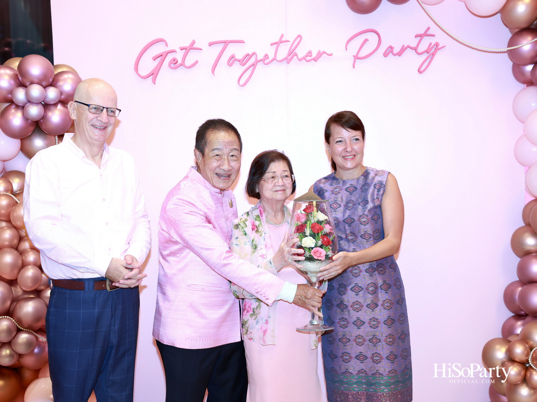 ‘LOVE FOREVER’ ค่ำคืนแห่งความรัก ฉลองวันเกิด ‘คุณสุวิมล มหากิจศิริ’ อย่างอบอุ่นและชื่นมื่น