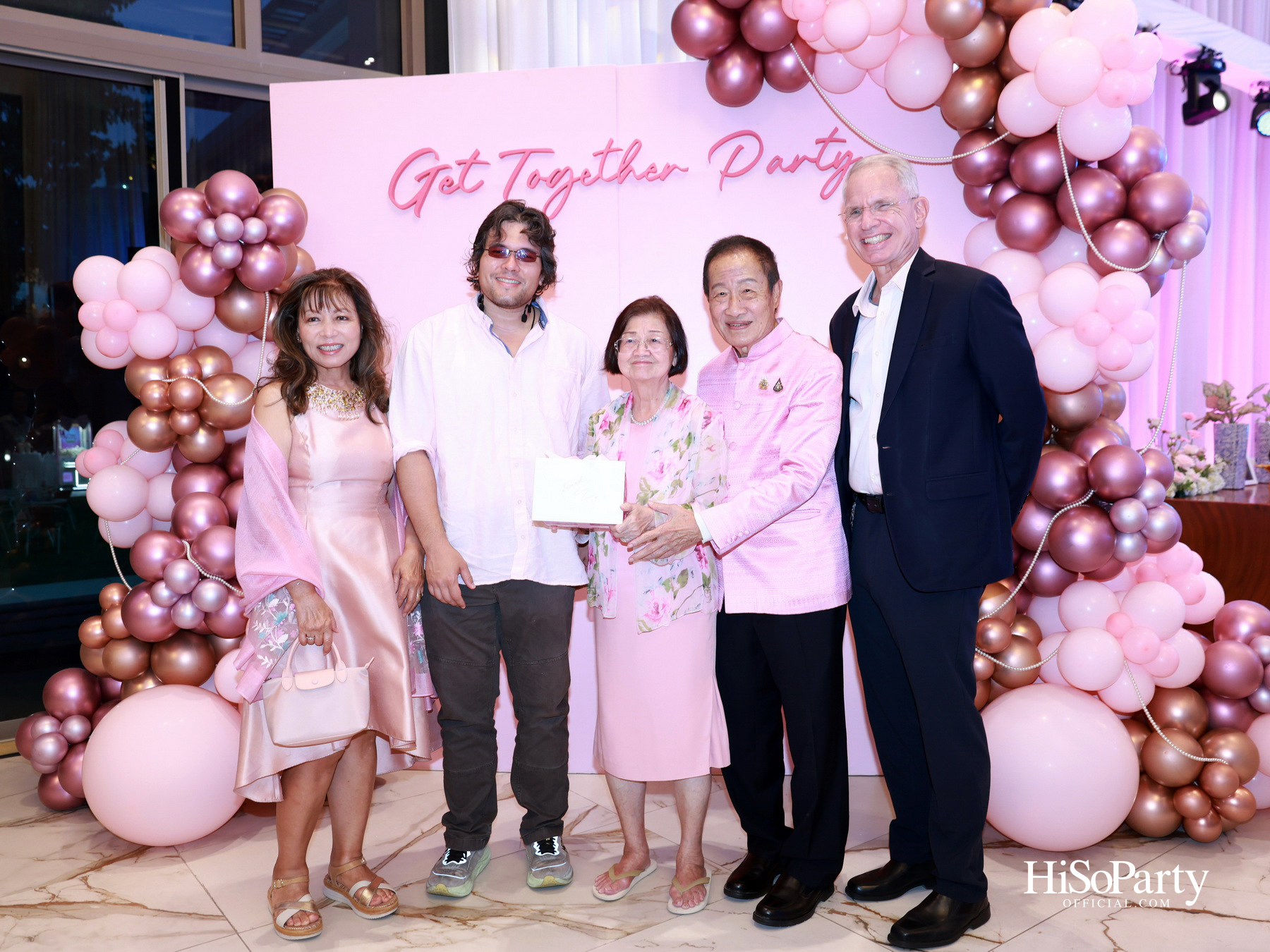 ‘LOVE FOREVER’ ค่ำคืนแห่งความรัก ฉลองวันเกิด ‘คุณสุวิมล มหากิจศิริ’ อย่างอบอุ่นและชื่นมื่น