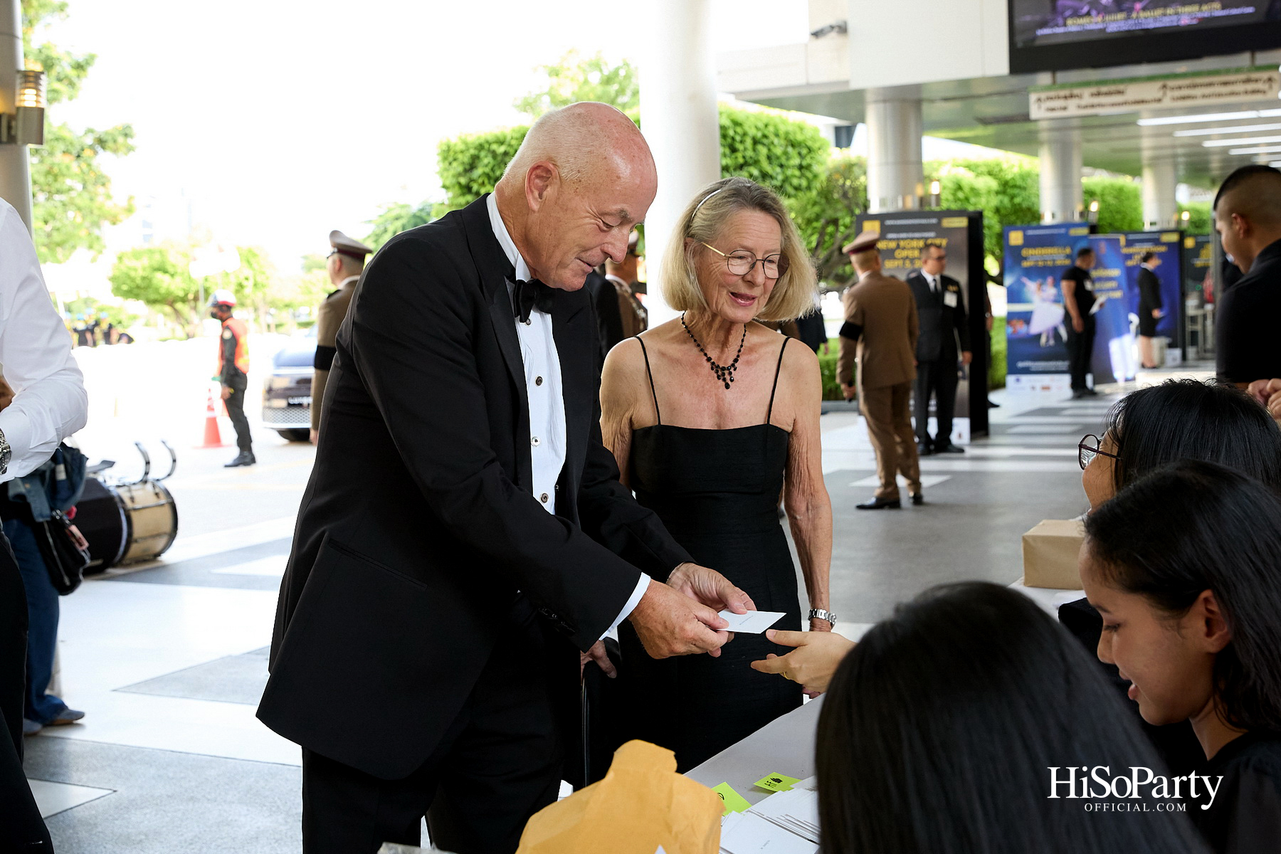 ในหลวง–พระราชินี ทอดพระเนตรคอนเสิร์ต ‘Opera Goes To Hollywood’ เปิดมหกรรมศิลปะการแสดงและดนตรีนานาชาติ กรุงเทพฯ ครั้งที่ 28