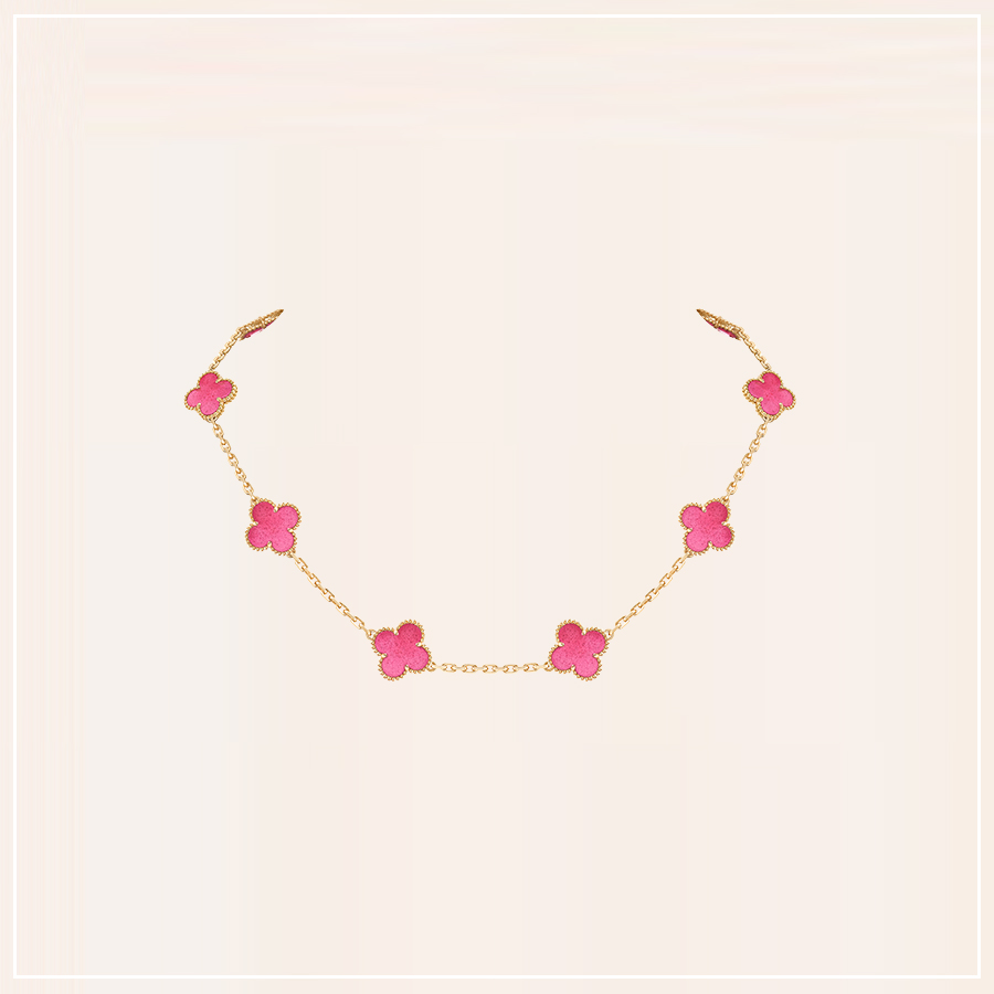 Van Cleef & Arpels เติมมิติใหม่ให้ ‘Alhambra’ ด้วยหัตถศิลป์ลงยาโปร่งแสงสีชมพูสด