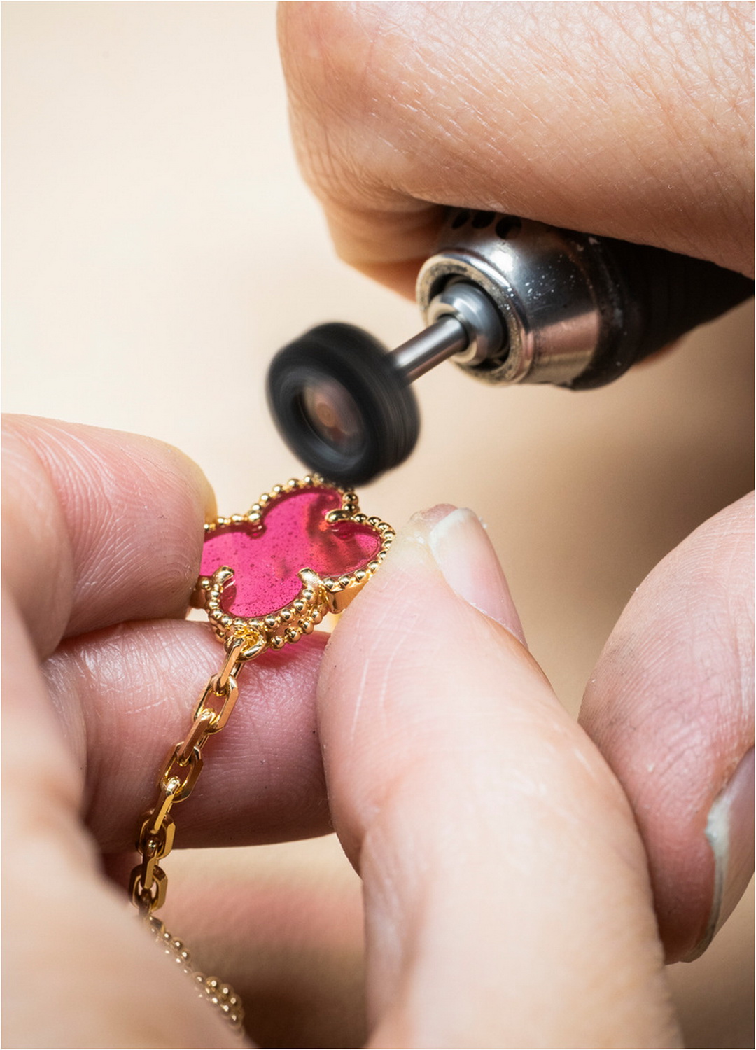 Van Cleef & Arpels เติมมิติใหม่ให้ ‘Alhambra’ ด้วยหัตถศิลป์ลงยาโปร่งแสงสีชมพูสด