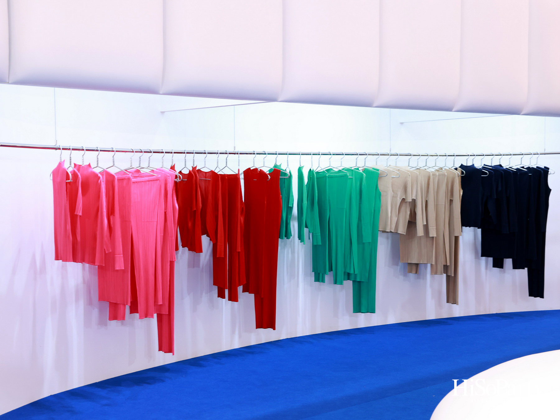 PLEATS PLEASE ISSEY MIYAKE เปิดตัว Pop-up ซีรีส์พิเศษ ‘AZURE COLORS’