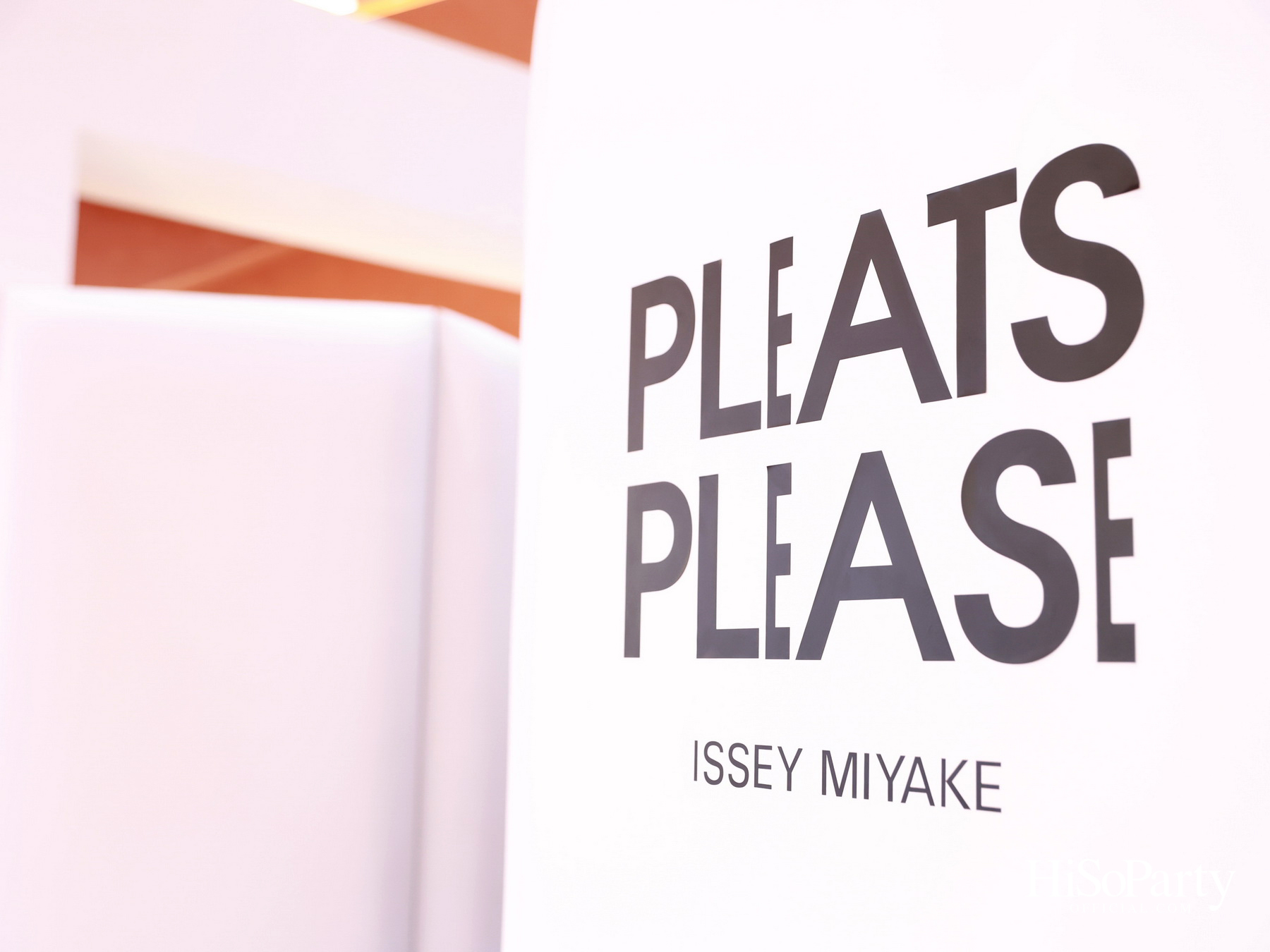 PLEATS PLEASE ISSEY MIYAKE เปิดตัว Pop-up ซีรีส์พิเศษ ‘AZURE COLORS’