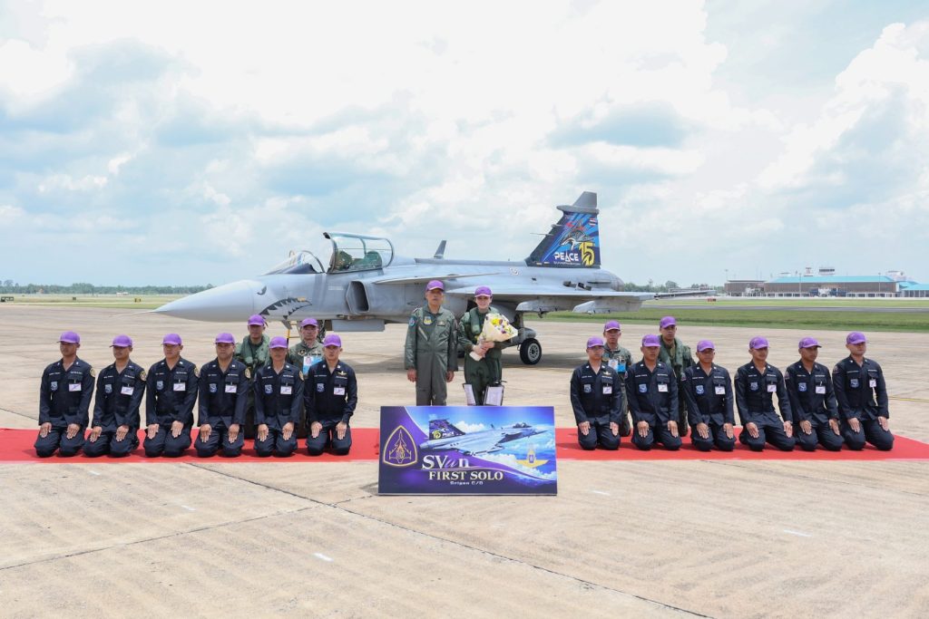 พระบาทสมเด็จพระเจ้าอยู่หัว เสด็จฯ ทอดพระเนตรการฝึกทำการบินเดี่ยวของสมเด็จพระนางเจ้าฯ พระบรมราชินี ณ กองบิน 7 อ.พุนพิน เป็นการส่วนพระองค์