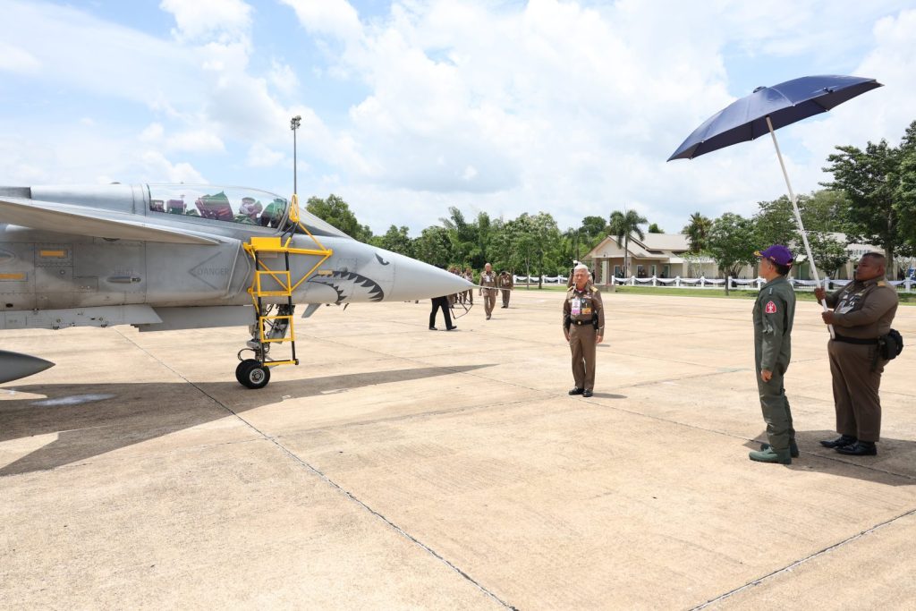 พระบาทสมเด็จพระเจ้าอยู่หัว เสด็จฯ ทอดพระเนตรการฝึกทำการบินเดี่ยวของสมเด็จพระนางเจ้าฯ พระบรมราชินี ณ กองบิน 7 อ.พุนพิน เป็นการส่วนพระองค์