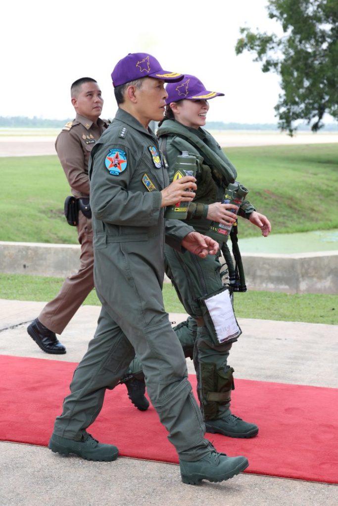 พระบาทสมเด็จพระเจ้าอยู่หัว เสด็จฯ ทอดพระเนตรการฝึกทำการบินเดี่ยวของสมเด็จพระนางเจ้าฯ พระบรมราชินี ณ กองบิน 7 อ.พุนพิน เป็นการส่วนพระองค์