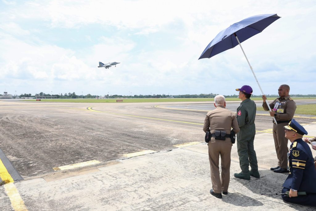 พระบาทสมเด็จพระเจ้าอยู่หัว เสด็จฯ ทอดพระเนตรการฝึกทำการบินเดี่ยวของสมเด็จพระนางเจ้าฯ พระบรมราชินี ณ กองบิน 7 อ.พุนพิน เป็นการส่วนพระองค์