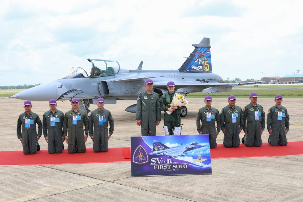 พระบาทสมเด็จพระเจ้าอยู่หัว เสด็จฯ ทอดพระเนตรการฝึกทำการบินเดี่ยวของสมเด็จพระนางเจ้าฯ พระบรมราชินี ณ กองบิน 7 อ.พุนพิน เป็นการส่วนพระองค์