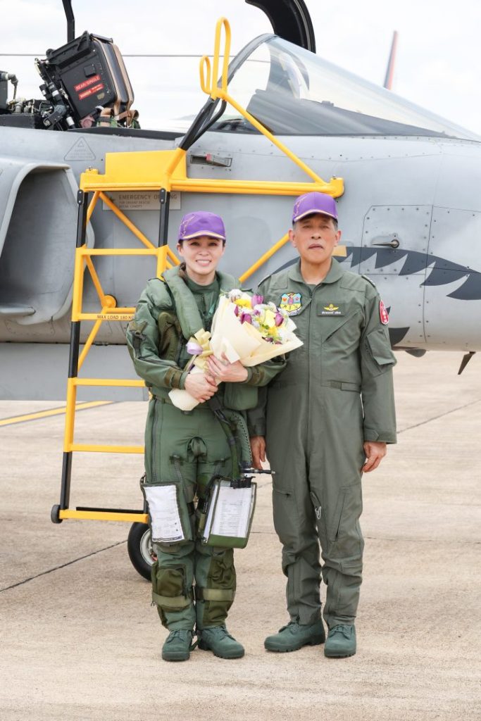 พระบาทสมเด็จพระเจ้าอยู่หัว เสด็จฯ ทอดพระเนตรการฝึกทำการบินเดี่ยวของสมเด็จพระนางเจ้าฯ พระบรมราชินี ณ กองบิน 7 อ.พุนพิน เป็นการส่วนพระองค์