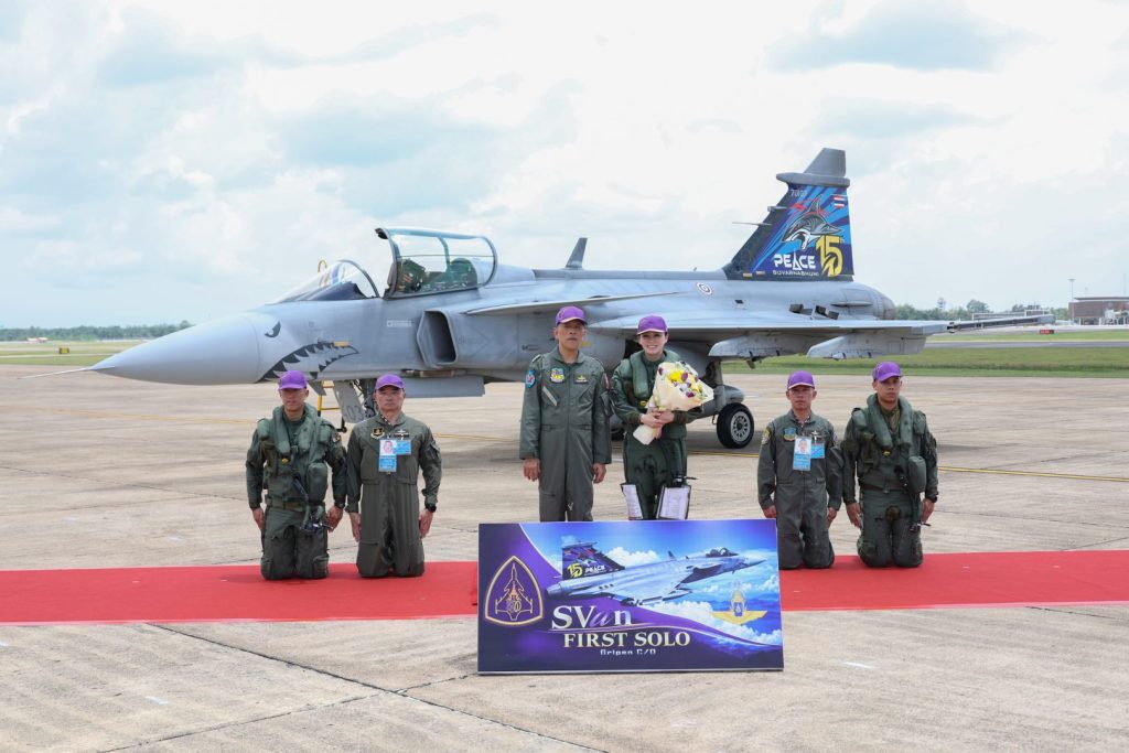 พระบาทสมเด็จพระเจ้าอยู่หัว เสด็จฯ ทอดพระเนตรการฝึกทำการบินเดี่ยวของสมเด็จพระนางเจ้าฯ พระบรมราชินี ณ กองบิน 7 อ.พุนพิน เป็นการส่วนพระองค์