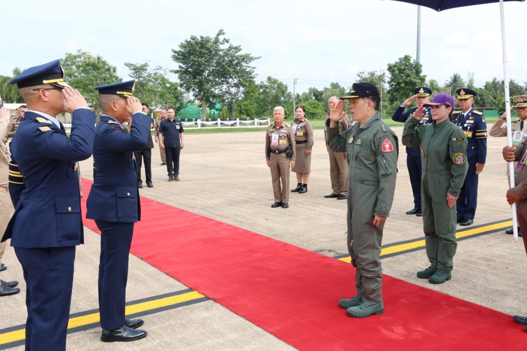 พระบาทสมเด็จพระเจ้าอยู่หัว เสด็จฯ ทอดพระเนตรการฝึกทำการบินเดี่ยวของสมเด็จพระนางเจ้าฯ พระบรมราชินี ณ กองบิน 7 อ.พุนพิน เป็นการส่วนพระองค์