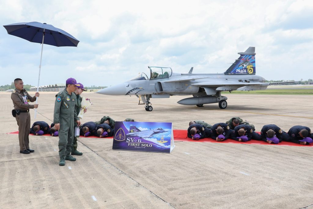 พระบาทสมเด็จพระเจ้าอยู่หัว เสด็จฯ ทอดพระเนตรการฝึกทำการบินเดี่ยวของสมเด็จพระนางเจ้าฯ พระบรมราชินี ณ กองบิน 7 อ.พุนพิน เป็นการส่วนพระองค์