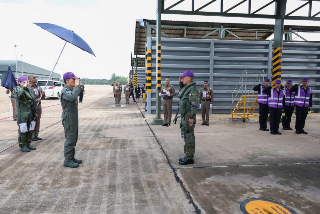 พระบาทสมเด็จพระเจ้าอยู่หัว เสด็จฯ ทอดพระเนตรการฝึกทำการบินเดี่ยวของสมเด็จพระนางเจ้าฯ พระบรมราชินี ณ กองบิน 7 อ.พุนพิน เป็นการส่วนพระองค์