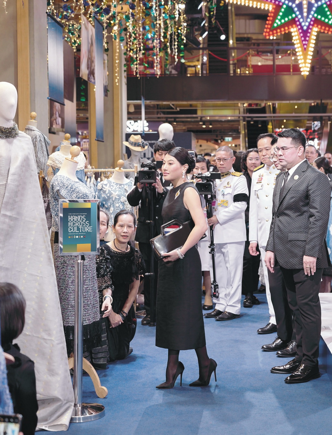 กระทรวงมหาดไทยจัดทำหนังสือเฉลิมพระเกียรติ 40 พรรษา ‘นารีรัตน์หัตถศิลป์’ ถ่ายทอดพระกรณียกิจ เจ้าฟ้าสิริวัณณวรีฯ ด้านผ้าไทยและหัตถศิลป์