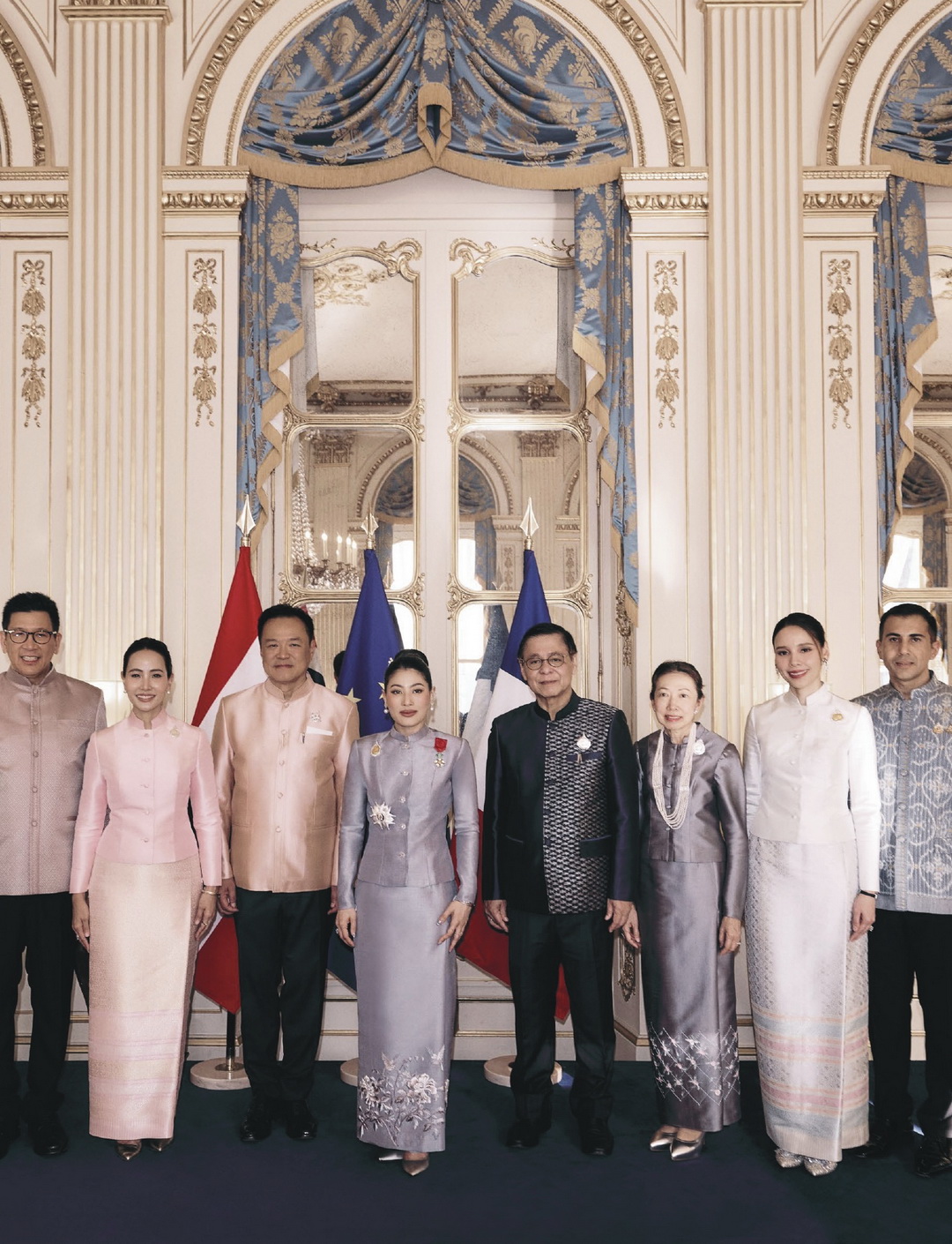 กระทรวงมหาดไทยจัดทำหนังสือเฉลิมพระเกียรติ 40 พรรษา ‘นารีรัตน์หัตถศิลป์’ ถ่ายทอดพระกรณียกิจ เจ้าฟ้าสิริวัณณวรีฯ ด้านผ้าไทยและหัตถศิลป์
