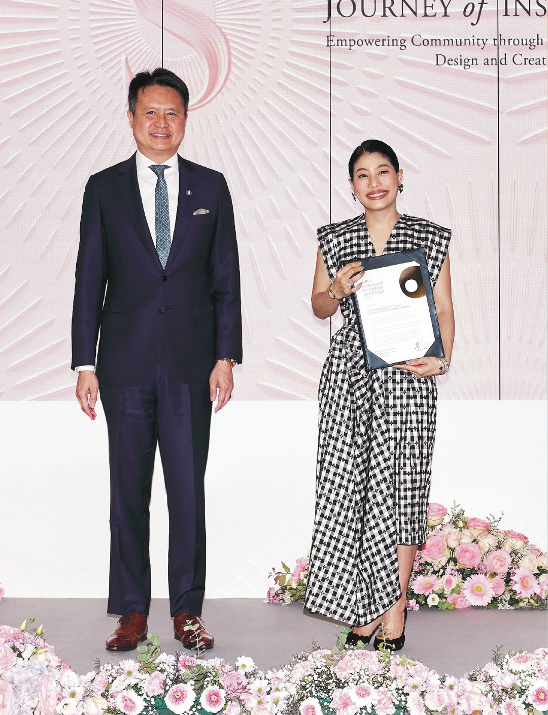 กระทรวงมหาดไทยจัดทำหนังสือเฉลิมพระเกียรติ 40 พรรษา ‘นารีรัตน์หัตถศิลป์’ ถ่ายทอดพระกรณียกิจ เจ้าฟ้าสิริวัณณวรีฯ ด้านผ้าไทยและหัตถศิลป์